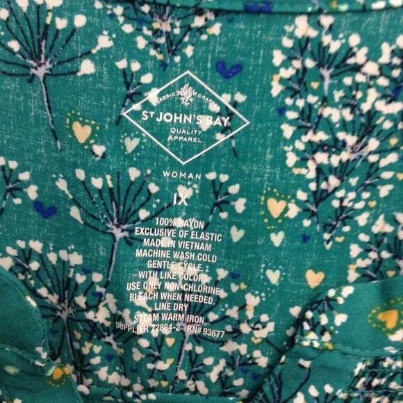 St. John’s Bay Women’s Top - Picture 2 of 2